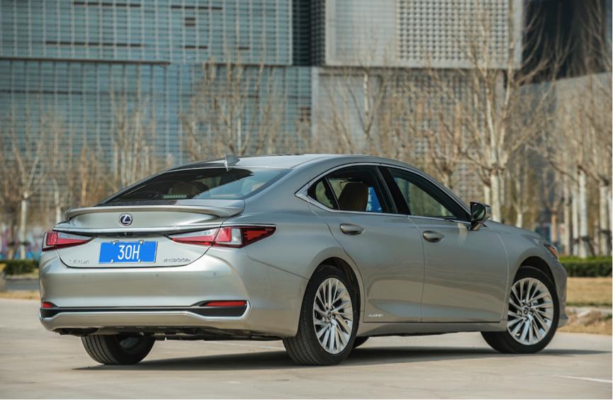 雷克萨斯es300h对比奔驰e,雷克萨斯es300h和奔驰e级