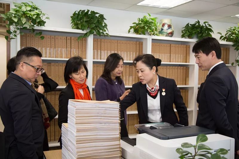 港澳青年委托公证人培训团到我市方圆公证处参观交流