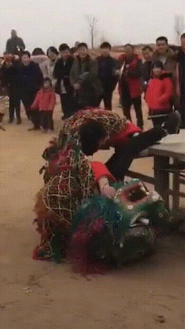 搞笑gif图妹子你太逗了,搞笑gif妹子你的衣服太前卫了