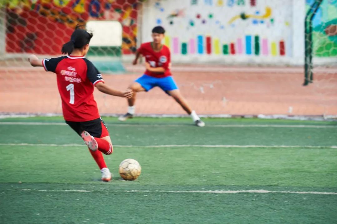 小小的足球装着美好的童年和梦想,小小足球承载着孩子的欢乐与梦想