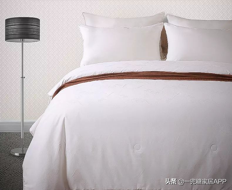 冬天盖羽绒被还是棉花被好,冬天适合的被子羽绒被