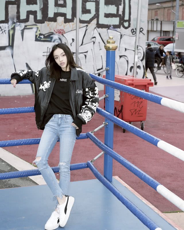 李佳琪堂妹刘柏辛，一身牛仔连体搭白色板鞋，尽显说唱歌手酷帅风