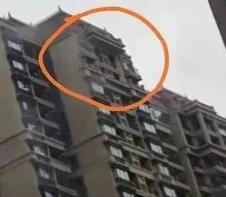 悬挑板坍塌击穿楼板