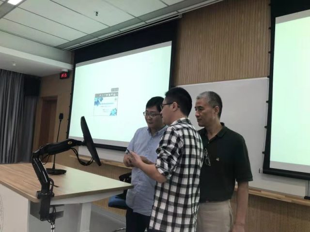 又是别人家的大学！教室里贯穿“智慧”