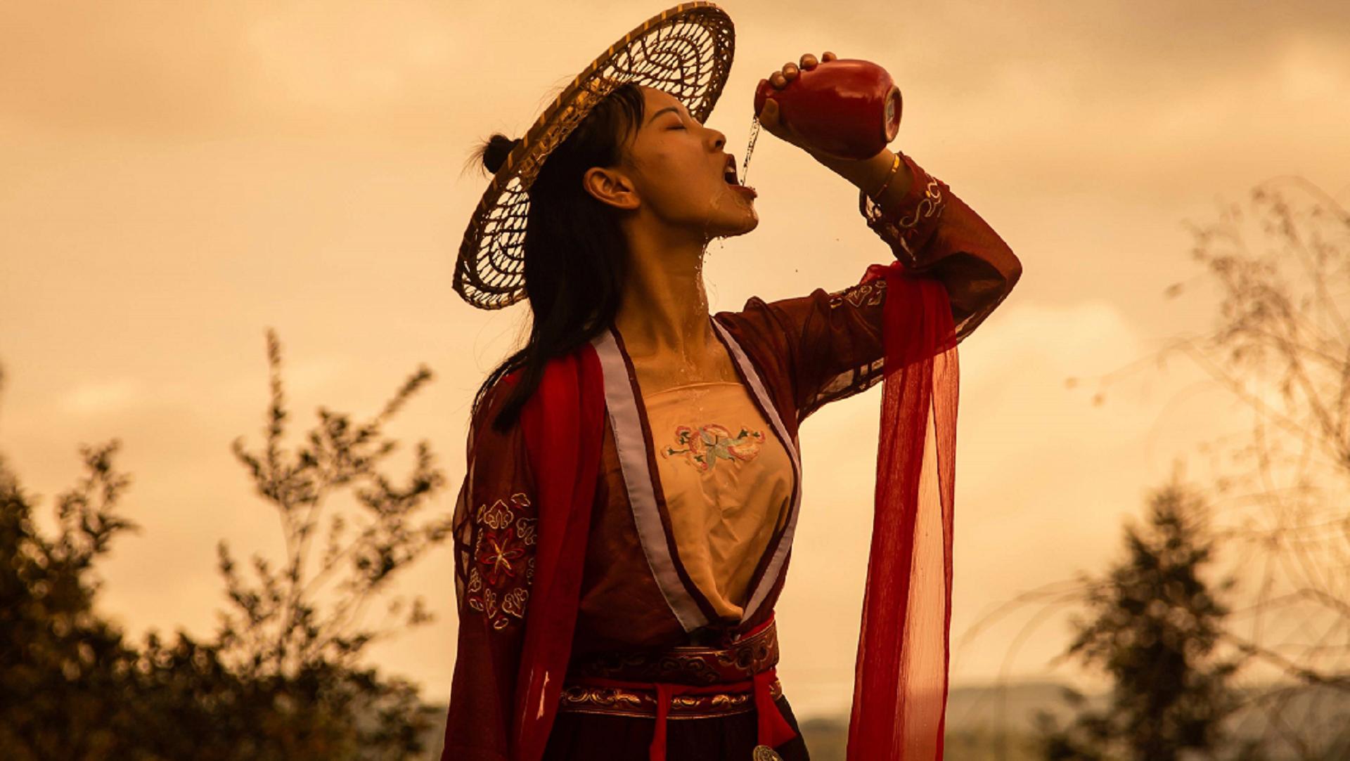 凌云：“提剑扔垃圾”爆红，一手峨眉刺炉火纯青，被誉周芷若再现