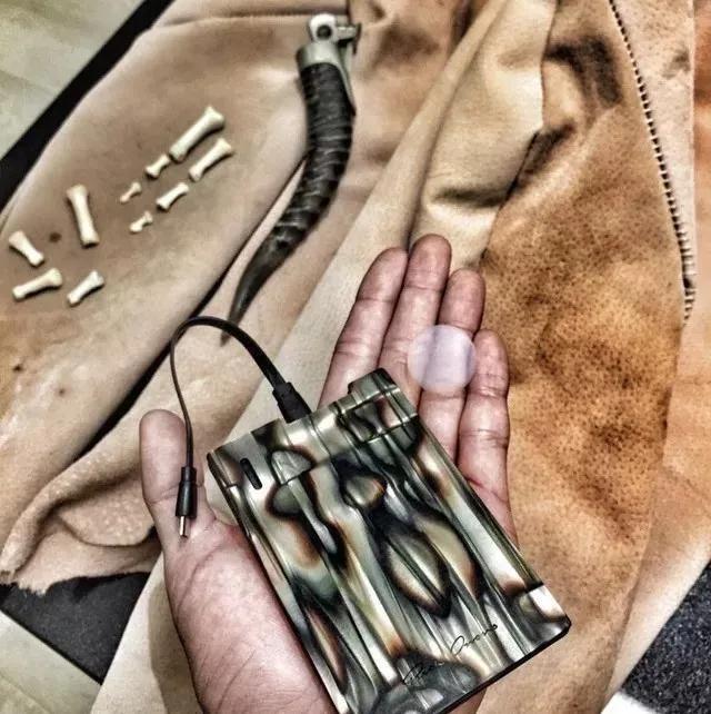 富二代晒骨皮包的残忍真相,人骨皮包的真相