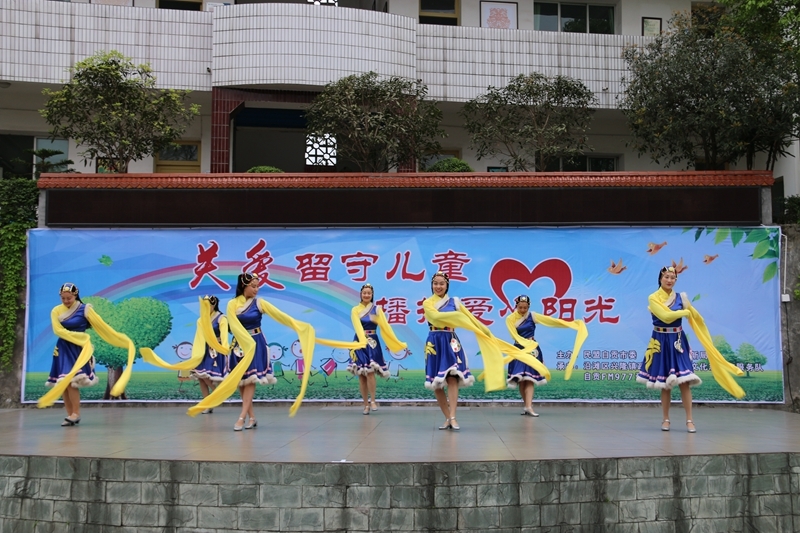 凝心聚力谋发展携手并进促脱贫,精准脱贫携手同行