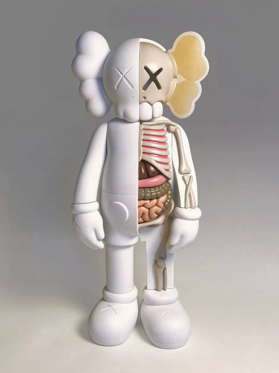 他肢解卡通人物，不但没毁童年，还倍受追捧