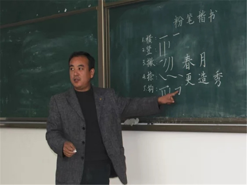 如何写出一手好粉笔字,怎样练好粉笔字笔画