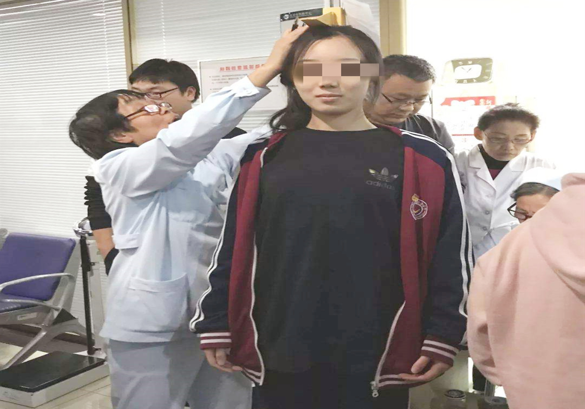 女孩多少岁“停止长高”?和年龄关系不大,首次月经才是停滞关键