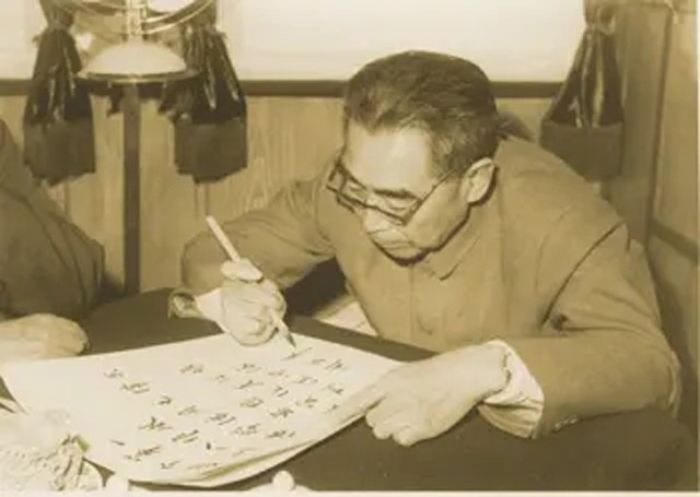 周恩来的最后几年：五次大手术仍坚持工作，旧衣作寿衣，骨灰入海