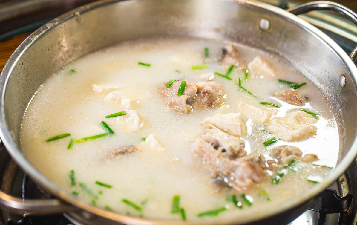 鱼汤怎么煮才好喝才有营养,清炖鱼汤怎么炖不腥而且最好吃