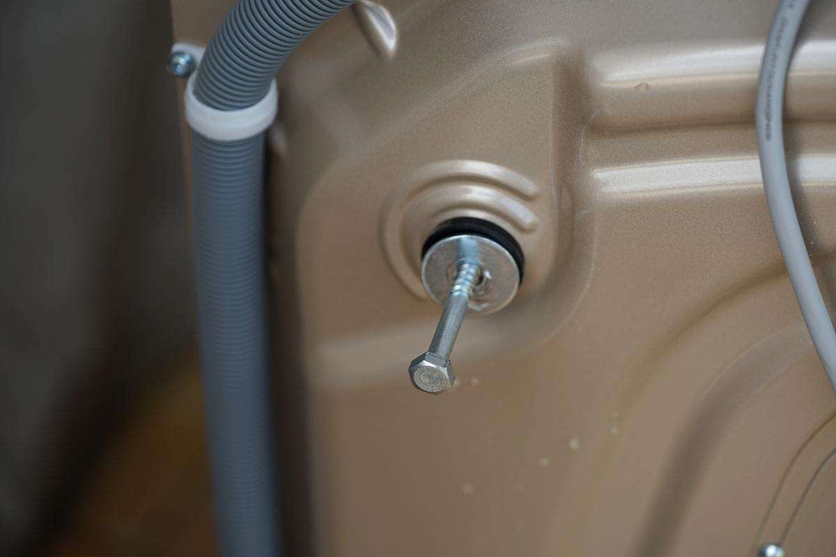 洗衣机工作时摇晃很大是什么原因,小天鹅洗衣机震动移位是什么原因