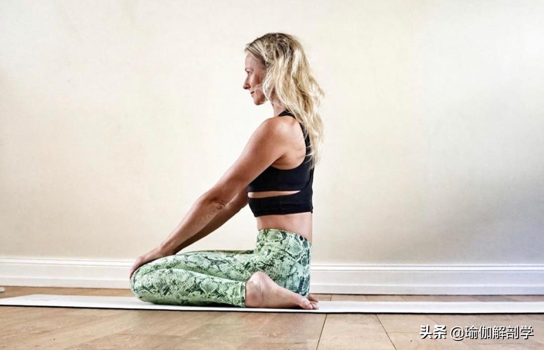 瑜伽怎样拉伸大腿前侧打开腹股沟,大腿紧张瑜伽动作视频