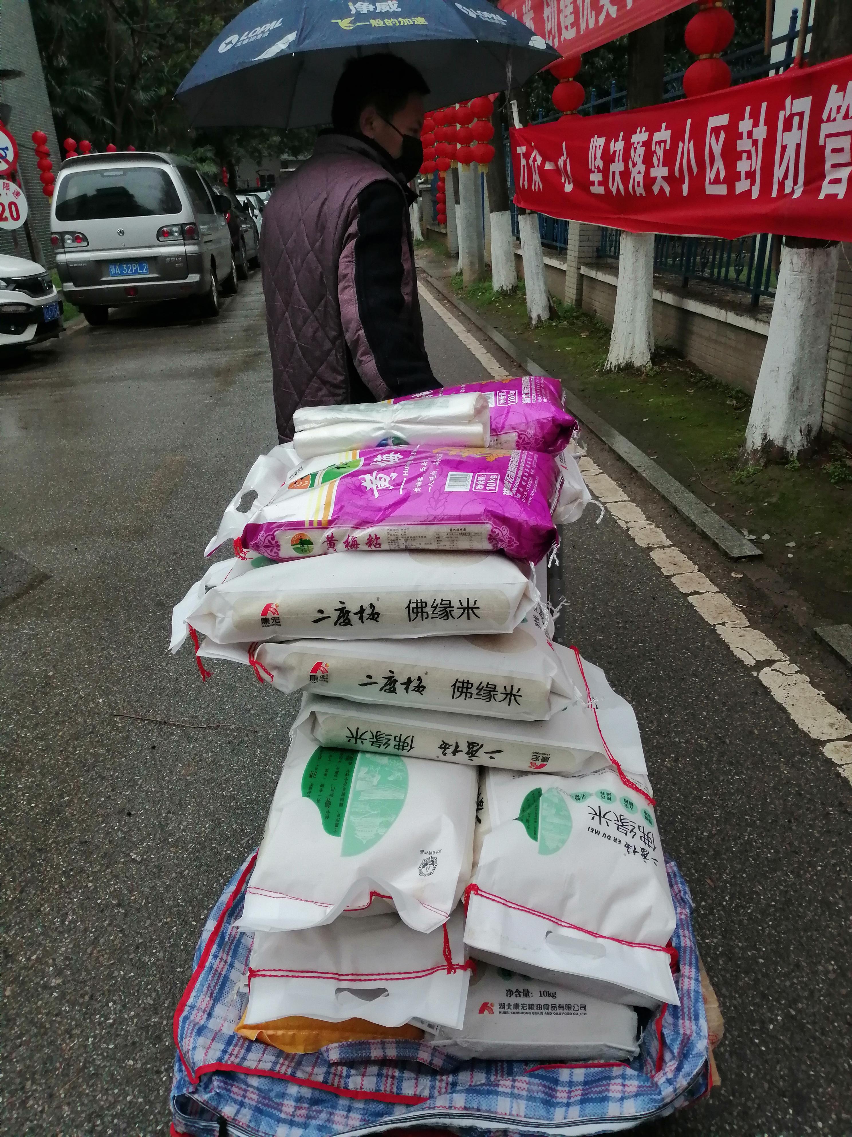 抗击疫情夫妻接力,夫妻同心抗疫社区