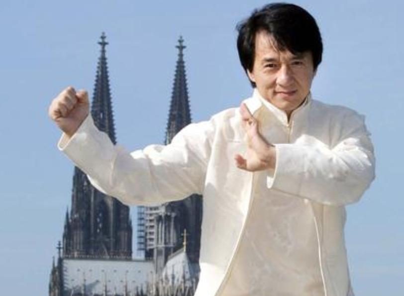 成龙带房祖名拍戏,成龙房祖名近照