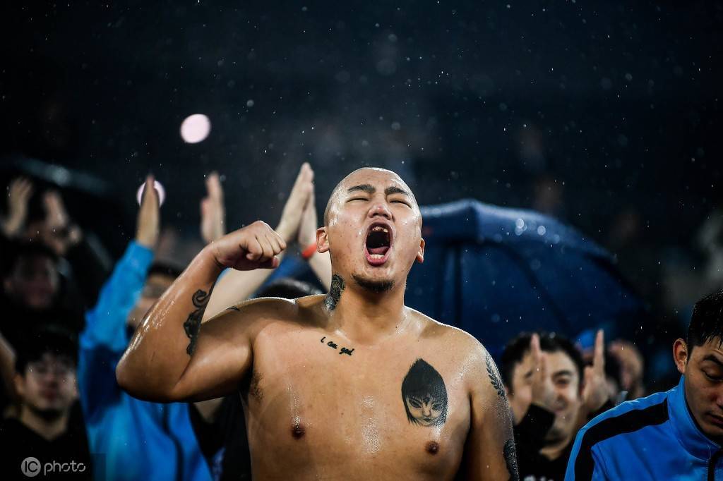 中超的地摊经济:几十块的球衣,买了很久还是很感动