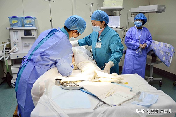 产妇刚卸货肚子大,产妇生产后肚子大