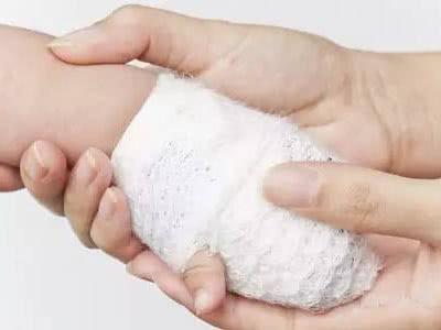 宝宝从80厘米床掉下来怎么办,婴儿坠床摔到头后多久脱离危险