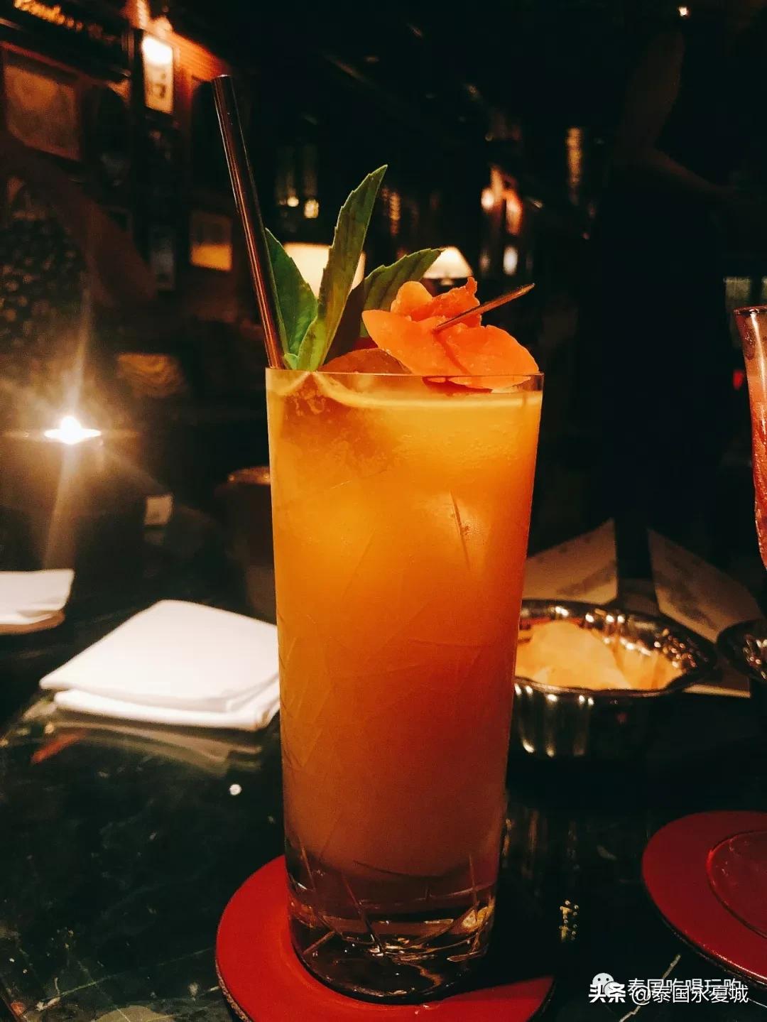 不愧是曼谷排名第一的酒吧!就连在门口排队等候都觉得幸福爆表