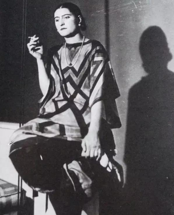 她亲眼看着自己的画作挂进卢浮宫，这位“时尚先锋”不输香奈儿