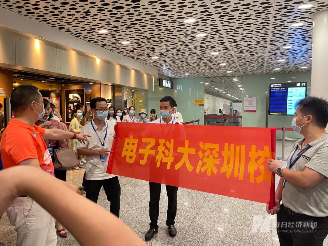 昨晚到家!孟晚舟胸前一个细节冲上热搜!