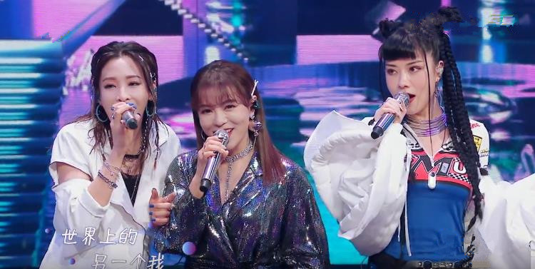 暖心郁可唯唱歌,郁可唯羽绒服蓝色