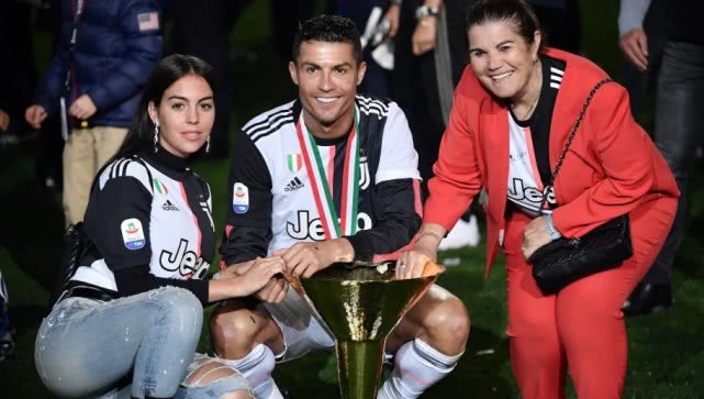 c罗女友晒度假全家福,C罗女友晒与女儿游玩照