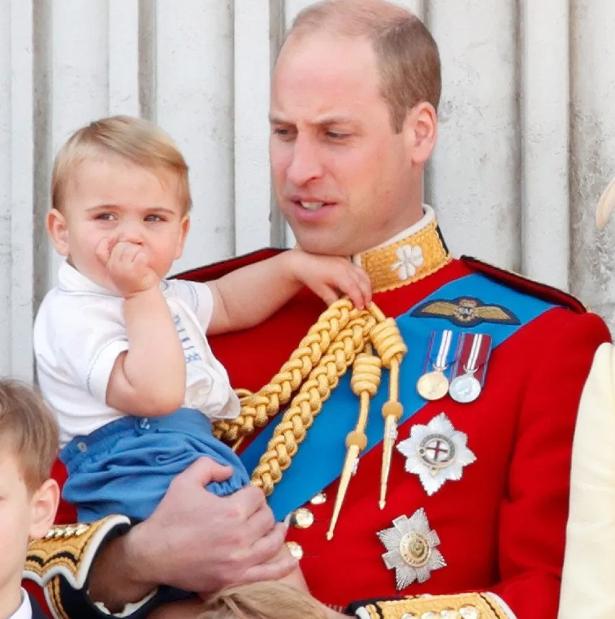 英女王小儿子爱德华葬礼落泪,英国爱德华王子女儿路易斯照片