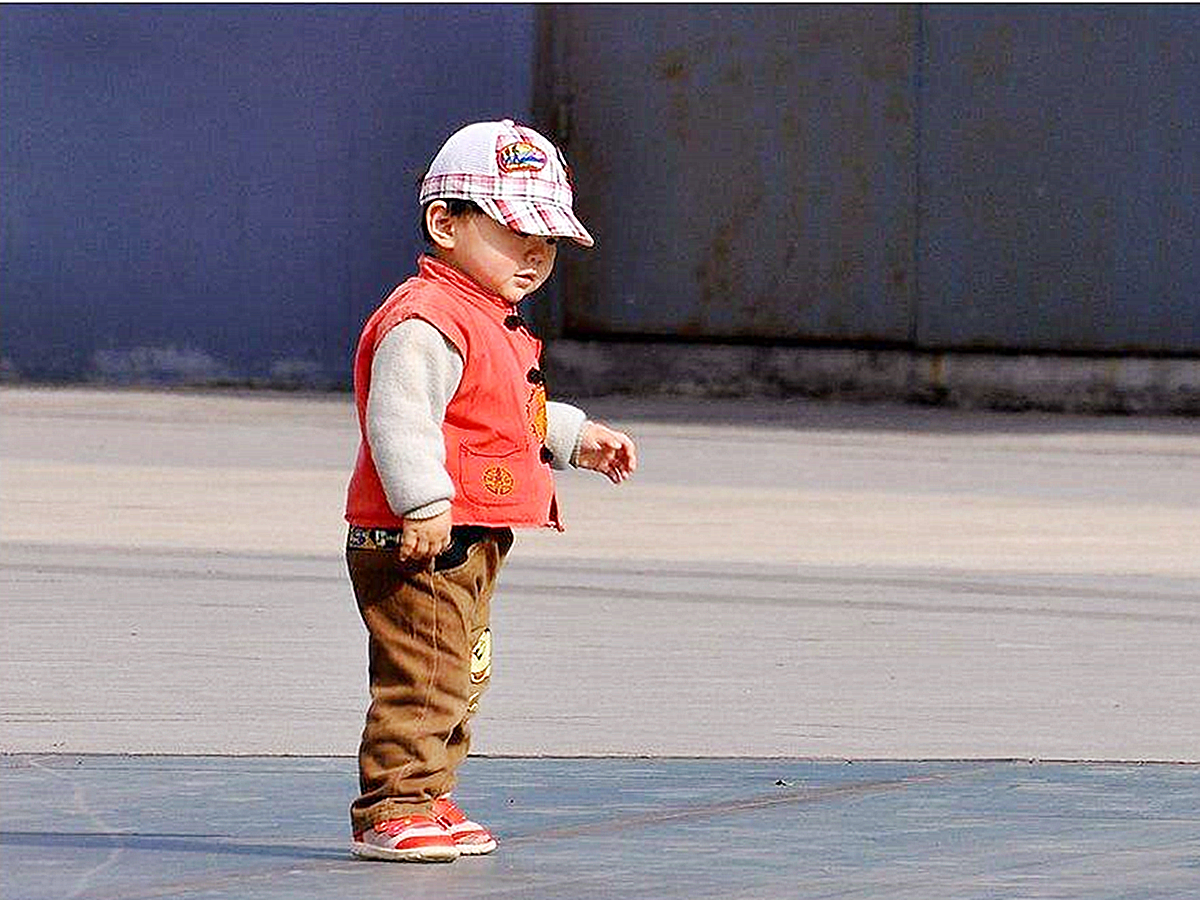 摸*处私**、夹腿,孩子看似“暧昧”的行为却含义复杂,家长需要注意