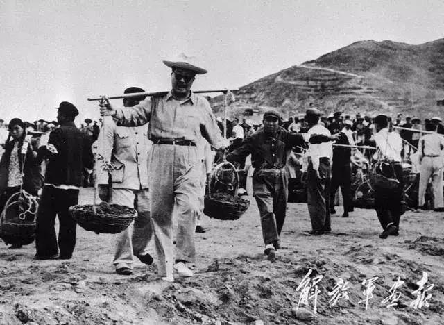 缅怀贺龙元帅，难忘菜刀、烟斗与胡子