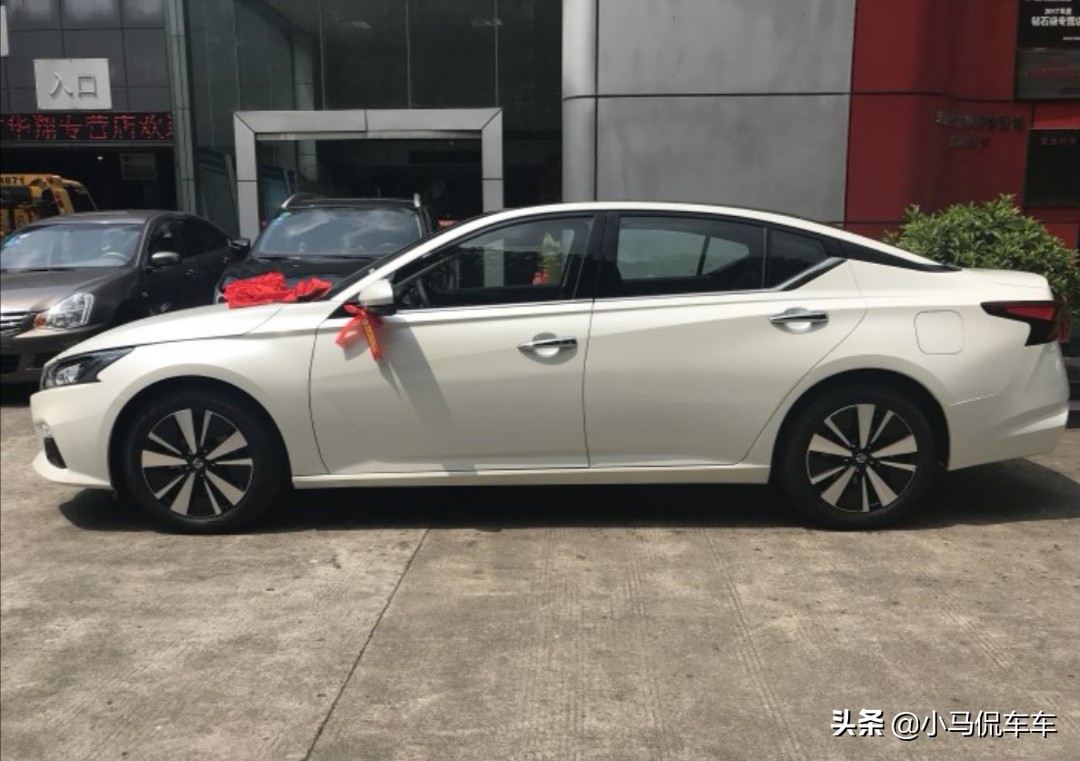 日产天籁跟丰田凯美瑞比油耗,凯美瑞2.0与天籁2.0哪个油耗低