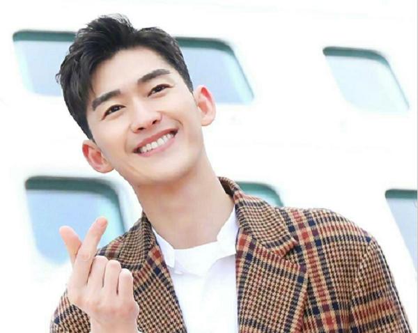 张翰明星机场安检,明星机场张翰