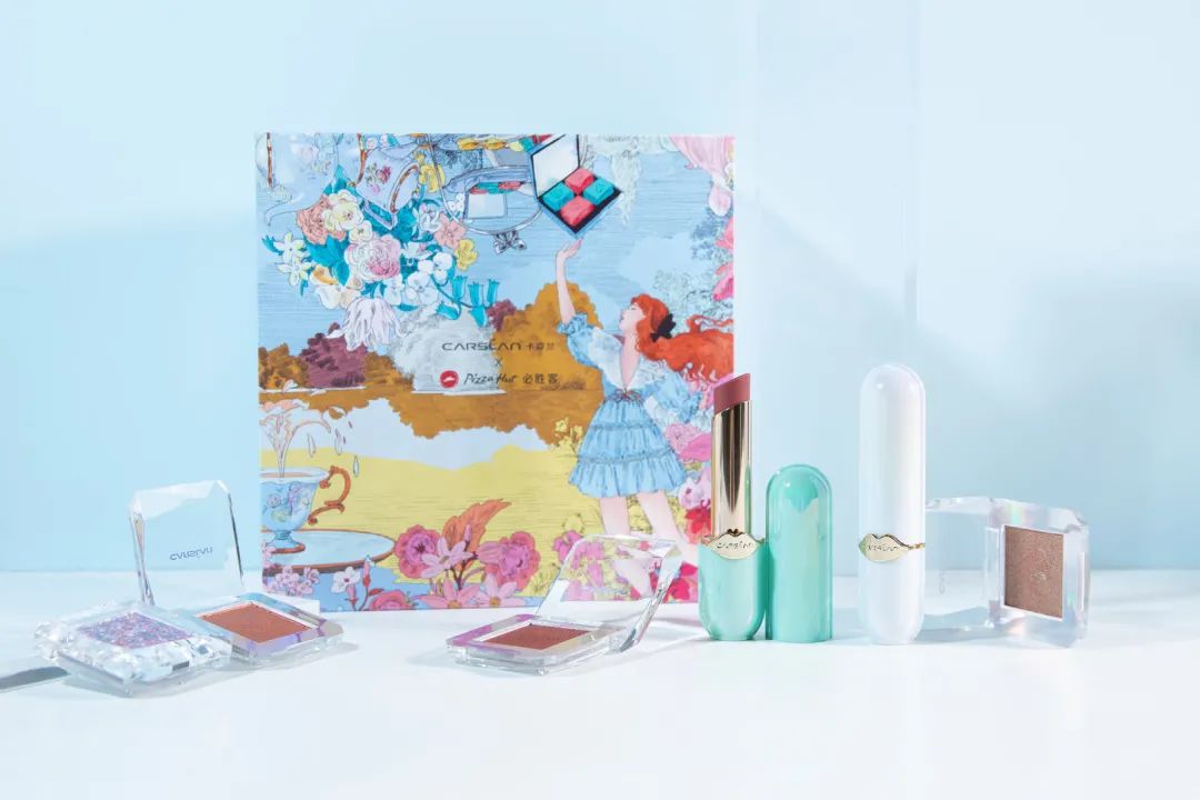 卡姿兰x必胜客的“下午茶”主题彩妆包装,梦回爱丽丝