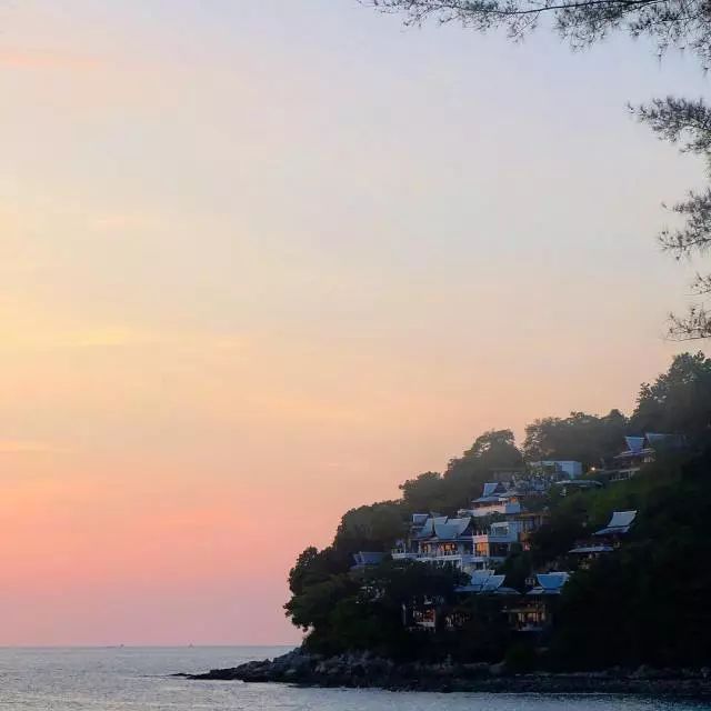 卡马拉海滩周边的度假村,卡马拉海湾全景