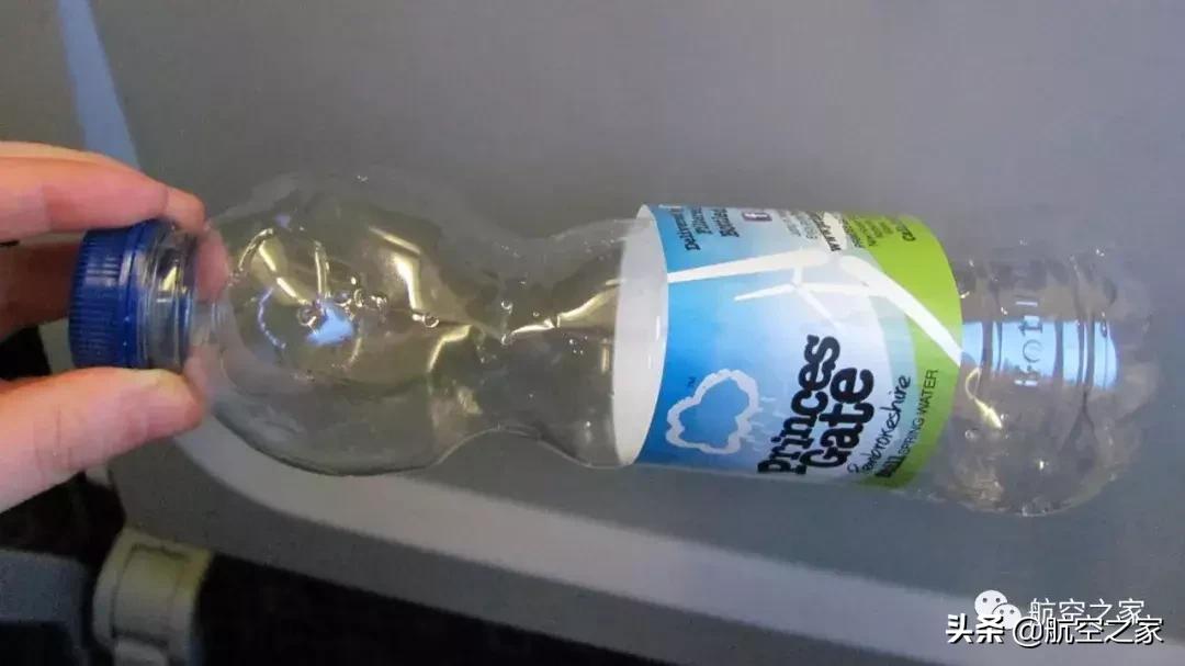 坐飞机时耳朵感到不适如何缓解,坐飞机戴耳机能缓解耳朵疼吗