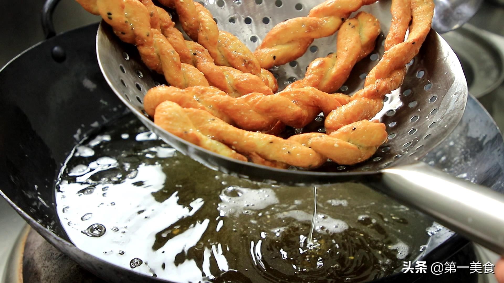 在家做香酥麻花的方法,好吃的麻花教程赶紧学起来吧