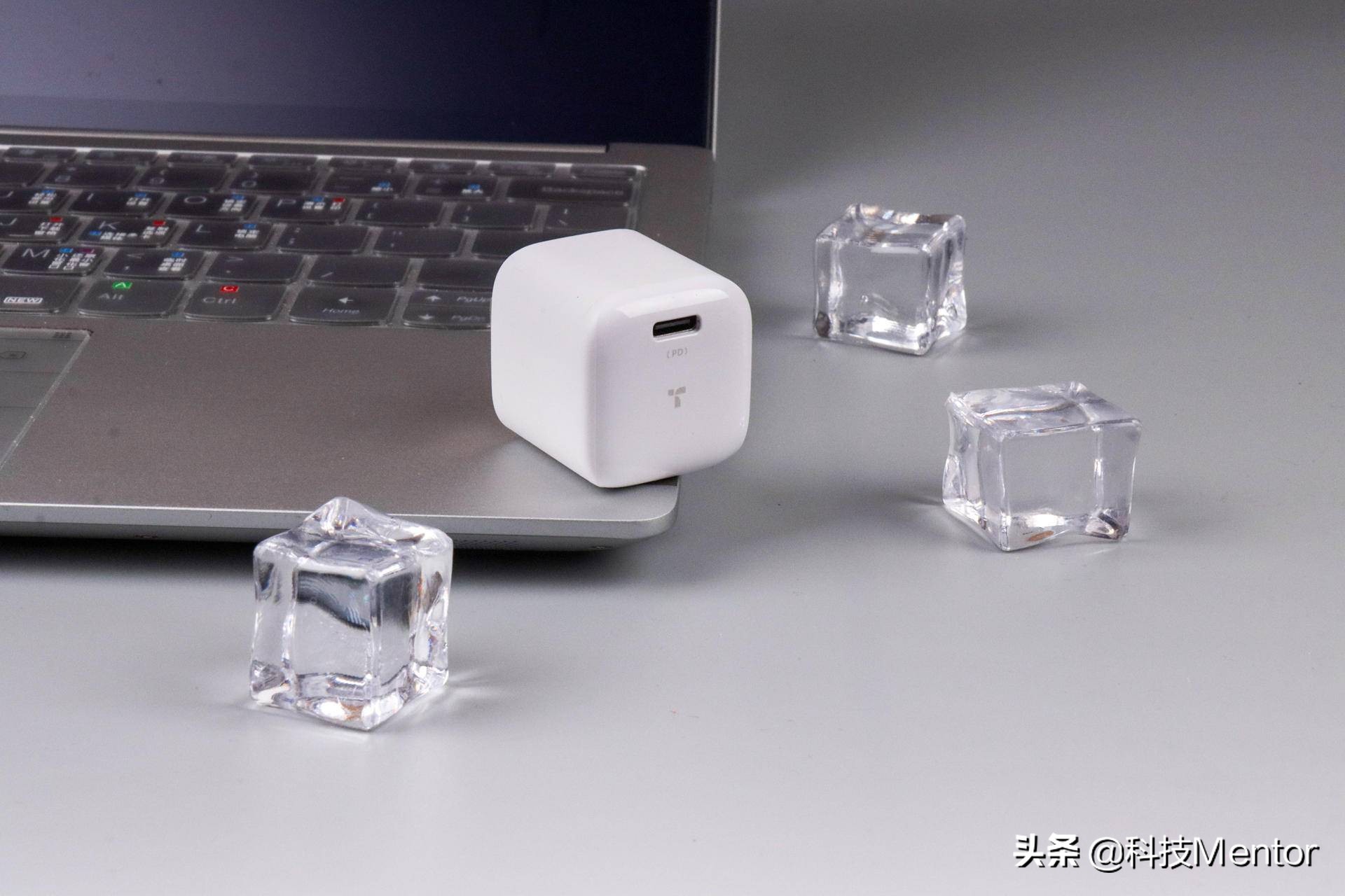 图拉斯小冰块30w快充充电器,图拉斯小冰块和安克充电器