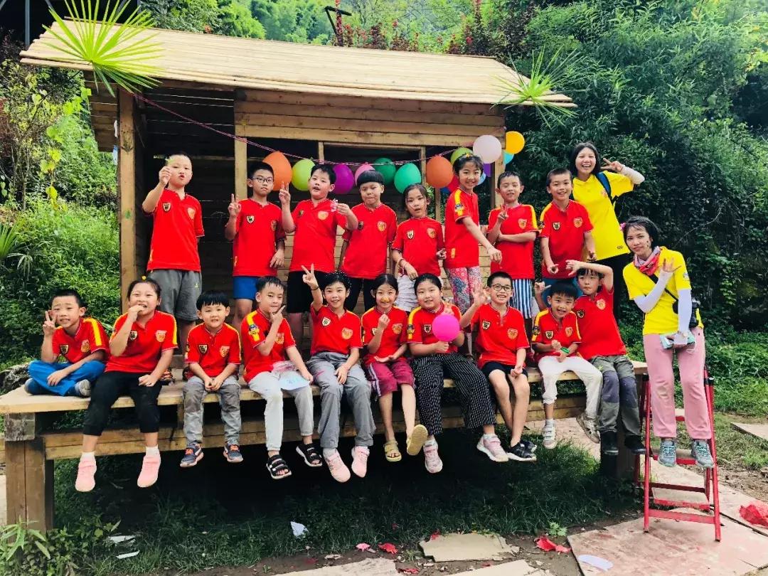 厉害了！这几个小学生竟然花了5天时间在森林里造了一个......