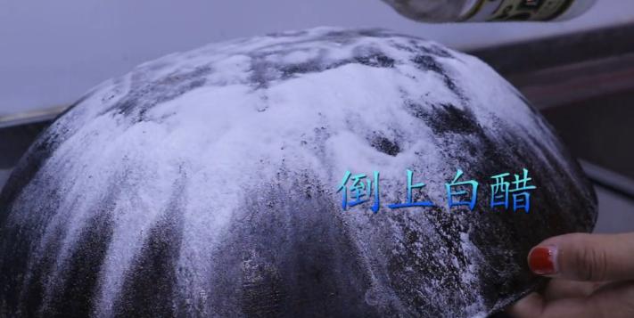 清洁铁锅锅底黑垢方式,清洗四孔锅具黑垢小妙招