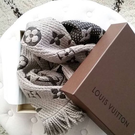 这条围巾5元英语,这条围巾的价格有点高英文怎么说