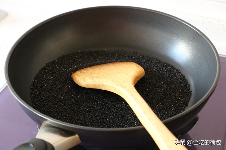 吃黑芝麻好处多，教你懒人做法，做一次吃半个月，随吃随取真省事