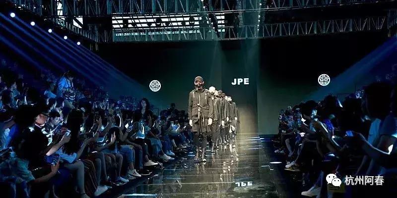 超百图再现2018年服装圈内那三十道靓丽风景……