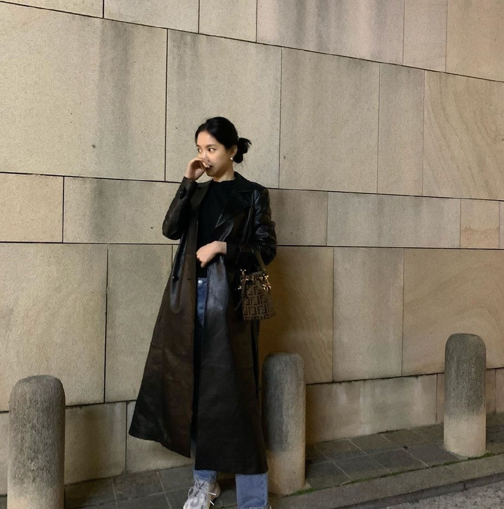 她是韩国“蚂蚁腰”代表,身穿皮大衣加直筒裤,无美颜也超美