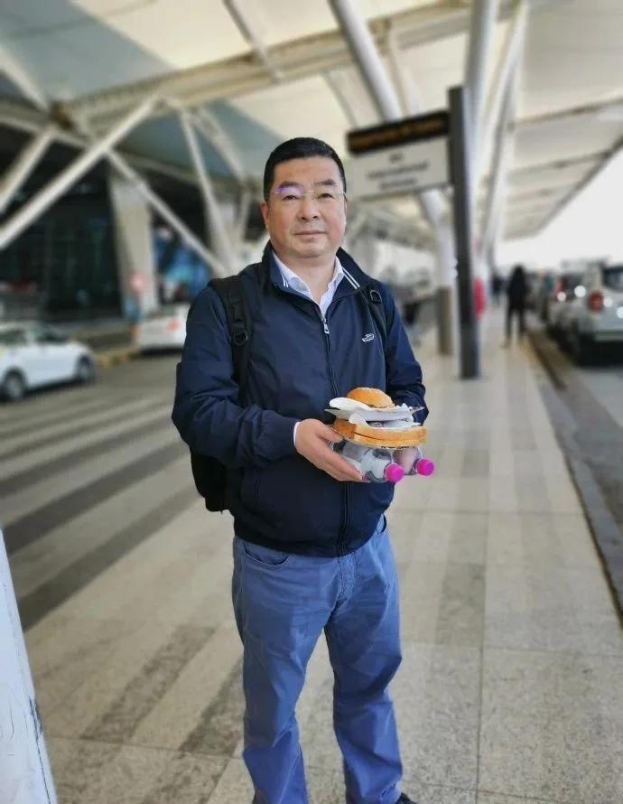 抢劫lv砸玻璃,抢劫lv包搞笑视频粤语