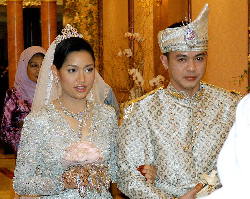 文莱王室的王冠和珠宝,文莱亲王有多奢侈