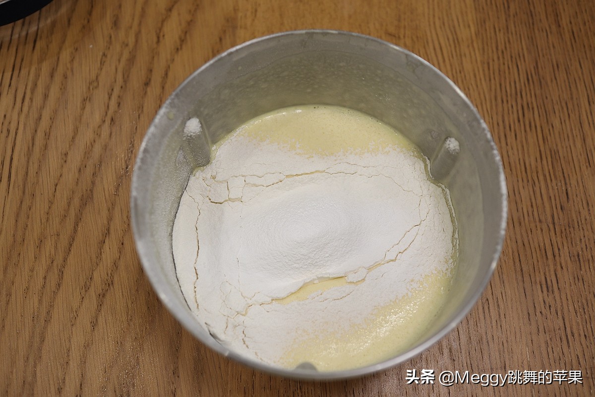 只需要鸡蛋面粉和酸奶做的蛋糕,用一个鸡蛋和蛋糕粉做早餐