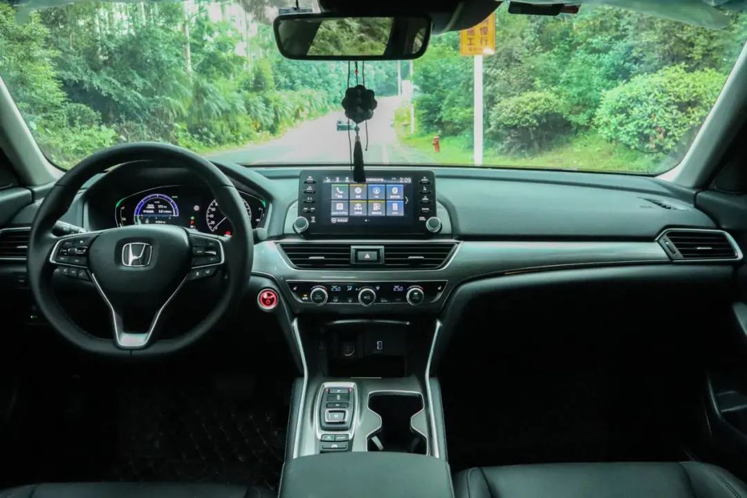 车长超4米9，3毛一公里香到爆，最火合资B级车出新款，开过都说好