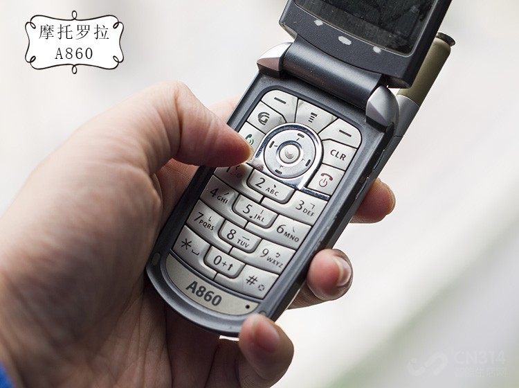 摩托罗拉razr1代2代区别,摩托罗拉razr5g