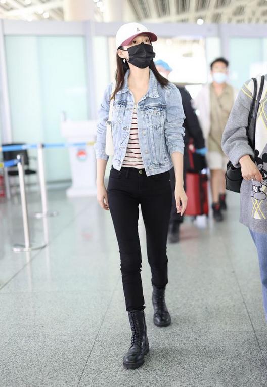 李沁运动风穿搭现身机场,李沁穿白色外套配黑色紧身裤